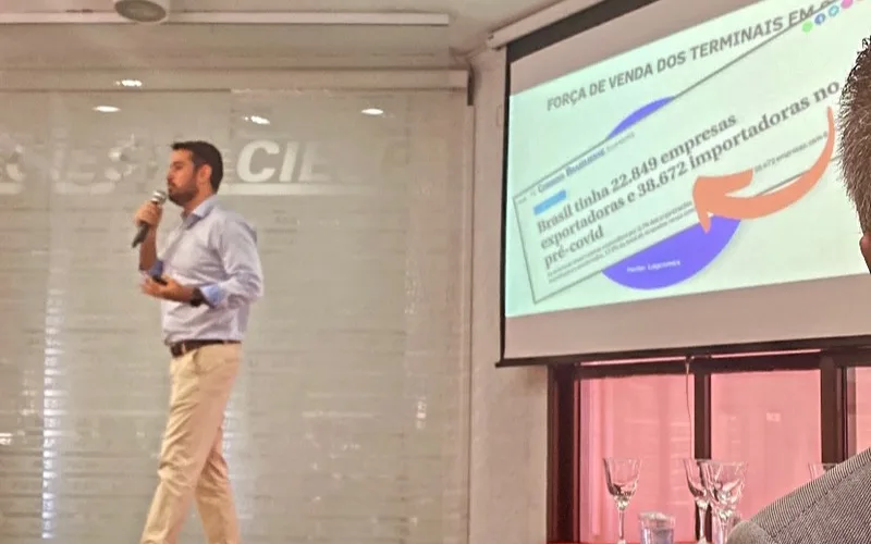 Palestra em um evento do CIESP, com slide sobre a força de venda dos terminais