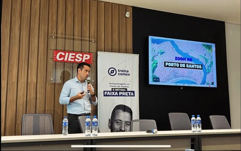 Palestra em um auditório do CIESP, com banner do Método Faixa Preta ao lado